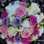 bukiet ślubny z kwiatów mieszanych biel róż fiolet