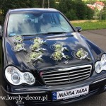 dekoracja samochodu z żywych kwiatów
